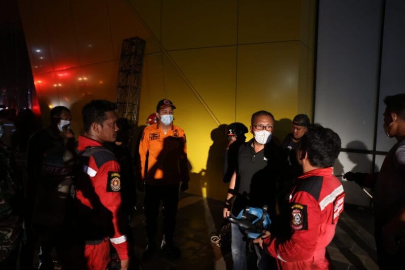 Wali Kota Makassar, Danny Pomanto saat meninjau lokasi kebakaran di Trans Studio Mall Makassar, Senin (24/04/2023) malam