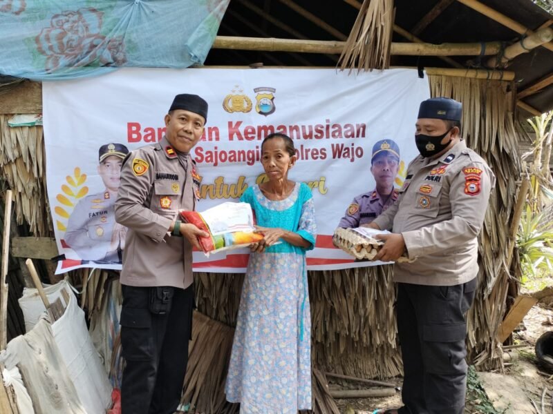Kapolsek Sajoanging Polres Wajo Iptu Baharuddin bersama Bhabinkamtibmas Aipda Nasriadi melaksanakan kegiatan Polisi peduli dengan menyalurkan bantuan kemanusiaan untuk negeri di momentum bulan suci ramadhan kepada Warga yang kurang mampu (kaum dhuafa)