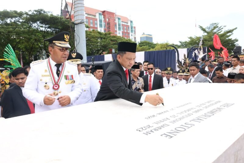 Wali Kota Makassar, Danny Pomanto bersama ratusan Kepala Daerah melakukan penandatanganan prasasti Hari Otomotif Daerah yang ke -27 dihadiri oleh Mendagri RI Jenderal Polisi (Purn), Muhammad Tito Karnavian di Anjungan City Of Makassar, Sabtu (29/04/2023)
