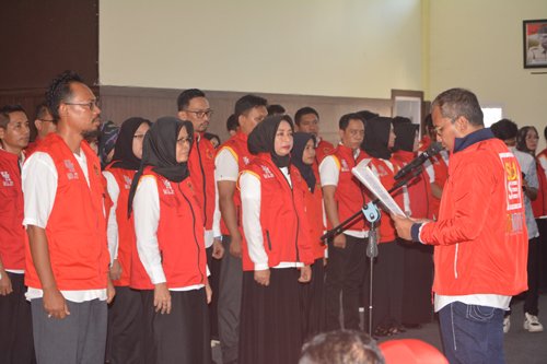 Ketua IKA Unhas Wilayah Sulsel Mohammad Ramdhan Pomanto melantik dan mengambil sumpah Pengurus IKA Unhas Daerah Wajo di Ruang Pola Kantor Bupati Wajo, Sabtu (06/05/2023)