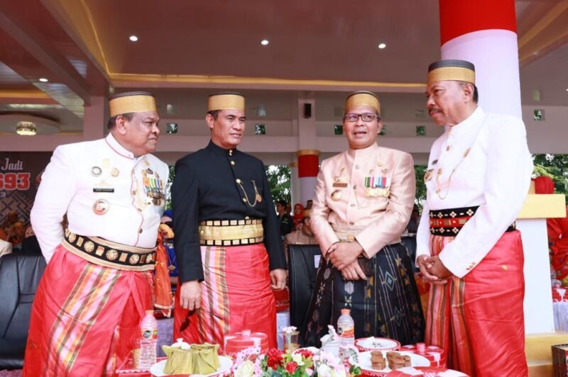 Wali Kota Makassar, Danny Pomanto menghadiri acara Mattopang Arajang sebagai Rangkaian Peringatan Hari Jadi Kabupaten Bone ke -693 Tahun, di Lapangan Merdeka Watampone, Sabtu (06/05/2023)