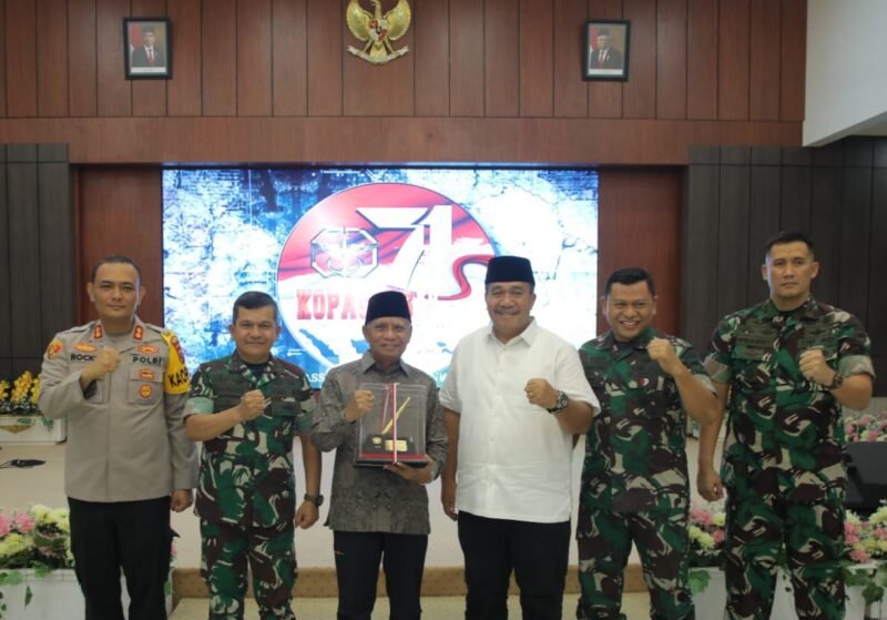 Bupati Asahan H. Surya, BSc  menyambut Kunjungan Safari Pangdam I/BB Kabupaten Asahan di Pendopo Rumah Dinas Bupati Asahan, Senin (17/04/2023)