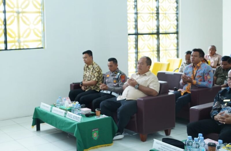 Wakil Bupati Asahan Taufik Zainal Abidin ikuti Grand Launching MPP secara virtual di gedung MPP Kabupaten Asahan, Jumat (12/05/2023)