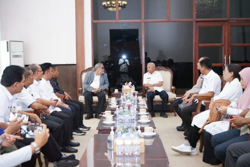 Kunjungan Ketua Umum Komisi Nasional Perlindungan Anak (Komnas PA) Arist Merdeka Sirait beserta rombongan di Kabupaten Asahan tepatnya di Ruang Kerja Bupati Asahan mendapat sambutan hangat dari Bupati Asahan, Kapolres Asahan, Sekretaris Daerah Kabupaten Asahan, Asisten Pemerintahan dan Kesejahteraan Rakyat dan beberapa OPD, Rabu (10/05/2023)