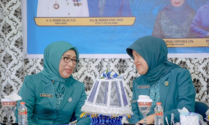Ketua Tim Penggerak (TP) PKK Barru Hasnah Syam  menghadiri acara pelantikan ketua TP. PKK desa se kecamatan Mallusetasi yang berlangsung, di gedung PKG Mallawa, kecamatan Mallusetasi, pada Sabtu (6/4/2023).