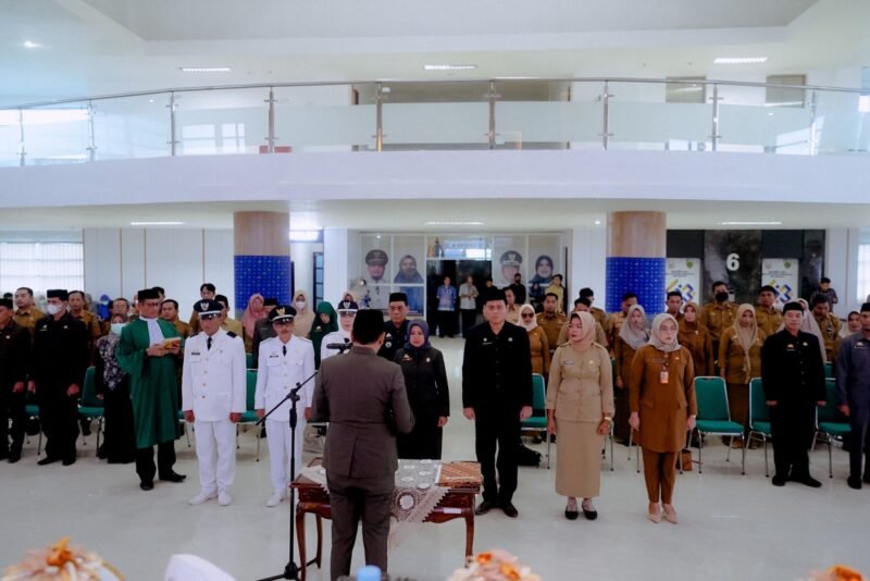 Bupati Barru Ir. H. Suardi Saleh, M.Si., melantik dan mengambil sumpah 3 Pejabat Lurah, Pejabat administrator dan Pengawas serta Pejabat fungsional di lantai 6 menara MPP Barru, pada Kamis (11/05/2023)