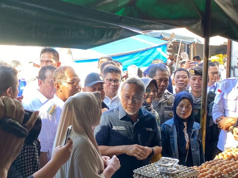 Camat Bontoala, Arman Nurdin mendampingi Wali Kota Makassar, Danny Pomanto terima kunjungan Menteri Perdagangan, Zulkifli Hasan di Pasar Terong Kecamatan Bontoala, Rabu (03/05/2023)