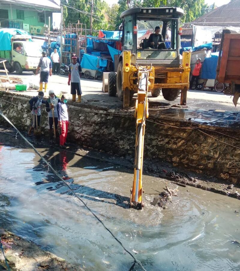 Dinas Pekerjaan Umum (DPU) Kota Makassar kolaborasi pihak Kecamatan Mariso revitalisasi saluran sekunder di Jalan Hati Murni, Rabu (31/05/2023)