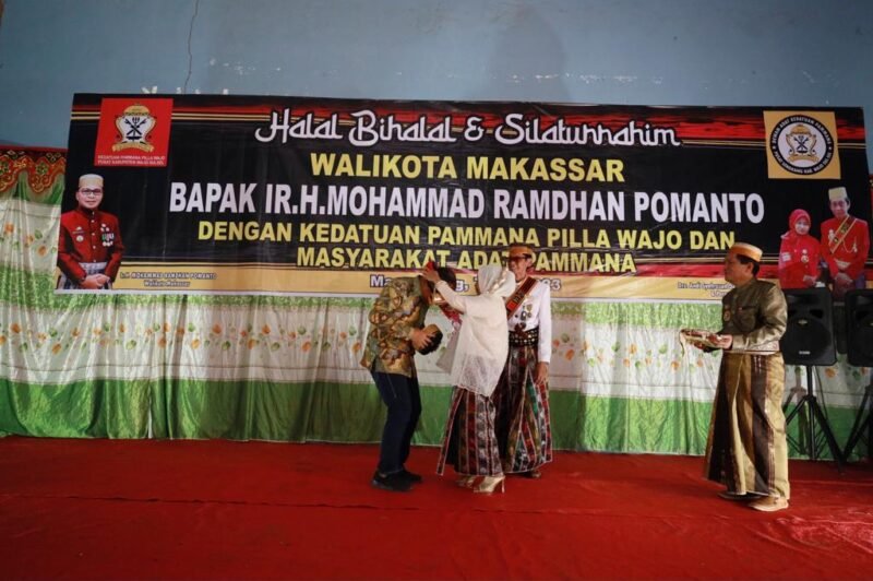 Wali Kota Makassar, Danny Pomanto menghadiri acara Halal Bihalal dan Silaturahmi dengan Kedatuan Pammana Pilla Wajo dirangkai pemberian Gelar Kehormatan oleh Datu Pammana ke-44, Andi Syahrazad Datu Pallawarukka dan Permaisuri ditandai dengan pengalungan sarung sutera di Kelurahan Pammana, Kecamatan Pammana, Minggu (07/05/2023)