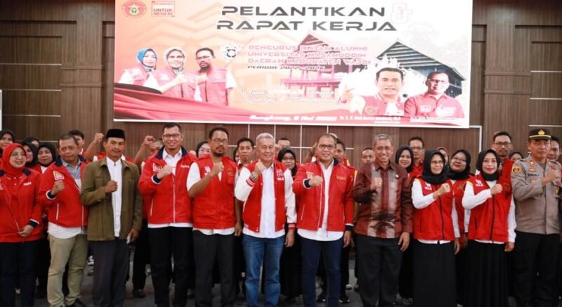 Wali Kota Makassar,  Danny Pomanto bersama Bupati Wajo Amran Mahmud serta Pengurus IKA Unhas Kabupaten Wajo Periode 2022-2026 foto bersama di Ruang Pola Kantor Bupati Wajo, Sabtu (06/05/2023)