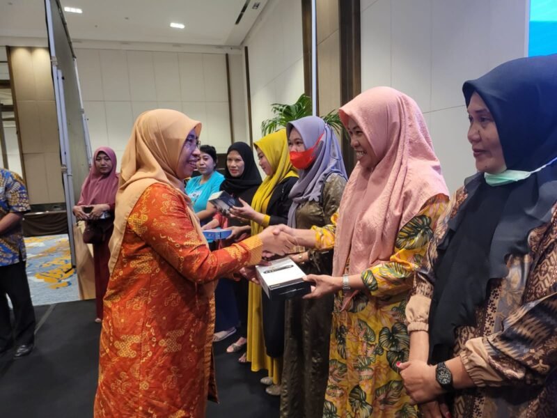 Plt Kepala Dinas Kominfo Kota Makassar, Ismawaty Nur membagikan STB kepada perwakilan keluarga miskin di Hotel Claro Makassar, Kamis (11/05/2023)