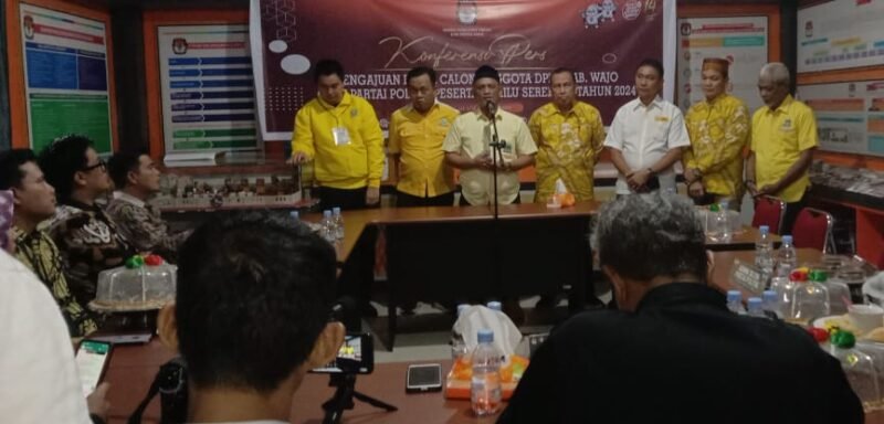 Ketua DPD II Partai Golkar Wajo dr. Baso Rahmanuddin memberikan keterangan pers usai melakukan pendaftaran Bacaleg di KPU Wajo, Minggu (14/05/2023)