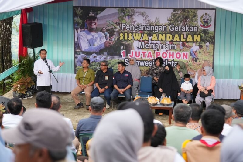 Gubernur Sulsel, Andi Sudirman Sulaiman mencanangkan Gerakan Siswa Andalan Menanam 1 Juta Pohon di Sulawesi Selatan Tahun 2023 di Kawasan Hutan Bulu Tanah, Kabupaten Bone, Minggu 5 Mei 2023