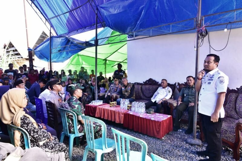Gubernur Sulsel, Andi Sudirman Sulaiman mengunjungi rumah duka dan menyerahkan santunan kepada  keluarga korban yang meninggal akibat musibah banjir di Luwu, Rabu (10/05/2023)