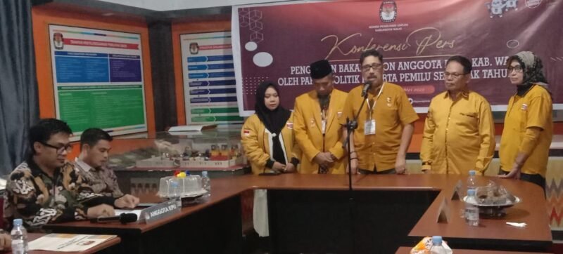 Ketua DPC Hanura Wajo Andi Syahrial Makkuradde didampingi para pengurus konferensi pers usai melakukan pendaftaran pengajuan Bacaleg di Kantor KPU Wajo, Minggu (14/05/2023)