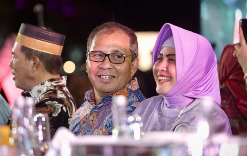 Ketua TP PKK Kota Makassar, Indira Yusuf Ismail mendampingi Wali Kota Makassar, Danny Pomanto menjamu para Saudagar Bugis Makassar (PSBM) di Anjungan Pantai Losari, Minggu (30/04/2023)