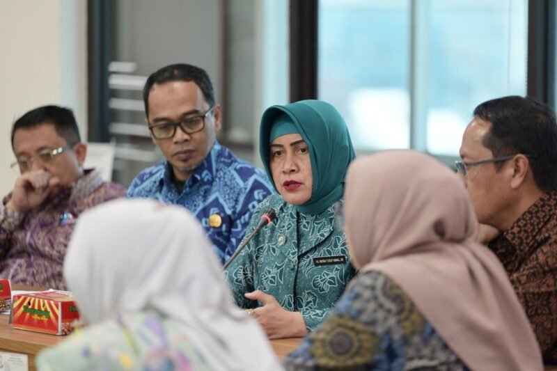 Ketua TP PKK Kota Makassar, Indira Yusuf Ismail menghadiri Rapat Koordinasi (Rakor) Pembagian Indikator Lomba Kelurahan Terpadu Tingkat Provinsi Sulawesi Selatan yang akan diikuti oleh Pemerintah Kota Makassar di Balaikota Makassar, Kamis (04/05/2023)