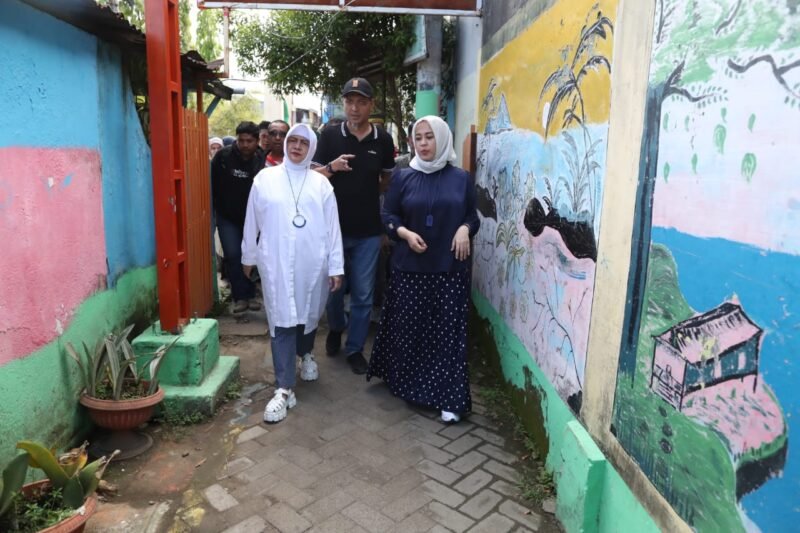 Kepala Dinas Perumahan dan Kawasan Permukiman (Disperkim) Kota Makassar, Nirman Niswan Mungkasa mendampingi Wakil Wali Kota Makassar, Fatmawati Rusdi mengunjungi kawasan kumuh di Bontorannu,  Jalan Dahlia, Kecamatan Mariso, Jumat (05/05/2023)