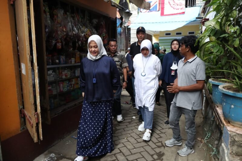 Wakil Wali Kota Makassar, Fatmawati Rusdi mengunjungi kawasan kumuh yang berada di Bontorannu, Jalan Dahlia, Kecamatan Mariso, Jumat (05/05/2023)