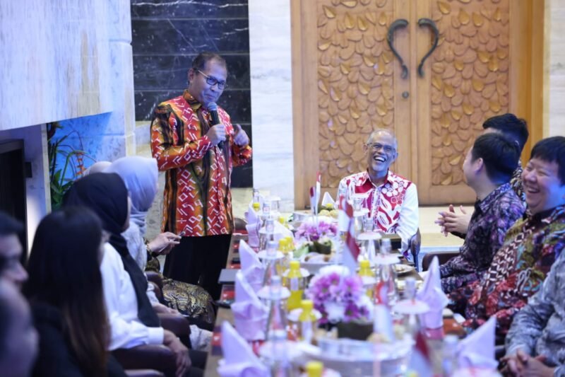 Wali Kota Makassar Moh Ramdhan Pomanto memaparkan sejumlah proyek prestisius Pemkot Makassar di hadapan Minister for Social and Family Development, Second for Health, and Minister-in-charge of Muslim Affairs Singapura, Masagos Zulkifli Bin Masagos Mohamad di Kediamannya Jalan Amirullah, Rabu (10/05/2023)