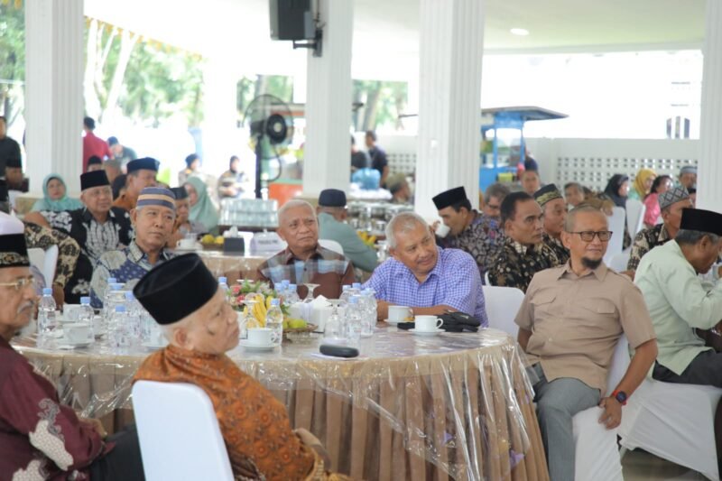 Bupati Asahan H. Surya menggelar Halal Bihalal dan silaturahmi dengan Persatuan Wredatama Republik Indonesia (PWRI) Kabupaten Asahan di Pendopo Rumah Dinas Bupati Asahan, Kamis (18/05/2023)