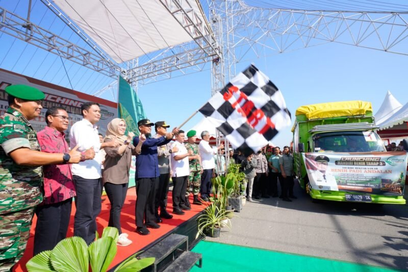 Gubernur Sulsel, Andi Sudirman Sulaiman melepas secara langsung 70 truk dalam launching Mandiri Benih Tahap III 2023 di Kawasan Center Point of Indonesia (CPI), Makassar, Jumat (19/05/2023)