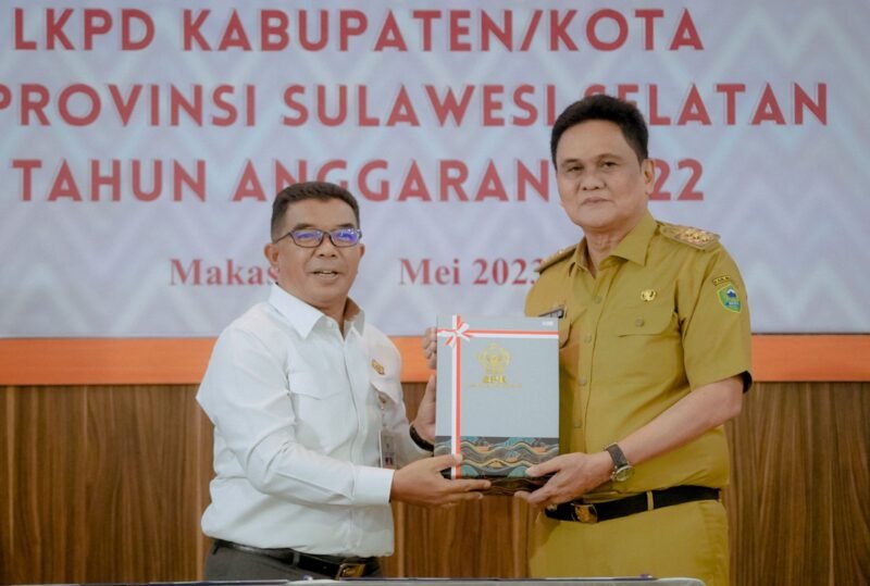 Senin (22/5/2023), Bupati Barru Suardi Saleh yang didampingi Ketua DPRD Barru Lukman T., menerima dokumen Laporan Hasil Pemeriksaan LKPD TA 2022 dari Kepala BPK Perwakilan Sulsel Amin Adab Bangun, di Aula kantor BPK Sulsel