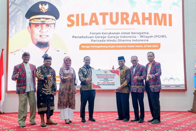 Gubernur Sulsel, Andi Sudirman Sulaiman serahkan Dana Hibah Rp1 Miliar rupiah untuk Forum Kerukunan Umat Beragama (FKUB) di Baruga Karaeng Pattingalloang Rujab Gubernur Sulsel, Senin (22/05/2023)