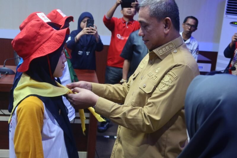 Bupati Wajo, Amran Mahmud yang juga merupakan Ketua PMI Kabupaten Wajo menerima secara resmi Kontingen Kabupaten Wajo di Ruang Rapat Pimpinan Kantor Bupati Wajo, Selasa (23/5/2023)