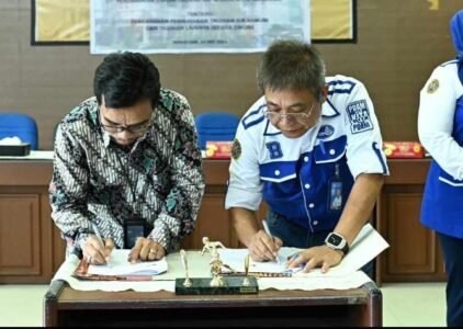 Direktur Utama PDAM Kota Makassar, Beni Iskandar lakukan penandatanganan perjanjian kerjasama dengan BTN Syariah Kantor Cabang Makassar, Selasa (23/05/2023)