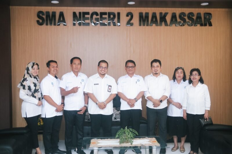 Kepala Dinas Kependudukan dan Pencatatan Sipil Provinsi Sulawesi Selatan (Disdukcapil Sulsel), Iqbal Suhaeb memantau kesiapan UPT SMAN 2 Makassar dalam menghadapi proses Penerimaan Peserta Didik Baru (PPDB), Rabu (24/05/2023)