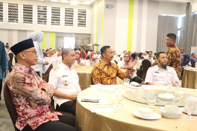Bupati Wajo H. Amran Mahmud bersama Wakil Bupati Wajo H. Amran Penilaian Kinerja Aksi Konvergensi Percepatan Penurunan Stunting Tahun 2023 (Lokus tahun 2022) yang digelar oleh Pemerintah Provinsi Sulawesi Selatan di Hotel Maxone, Makassar, Rabu (24/5/2023).
