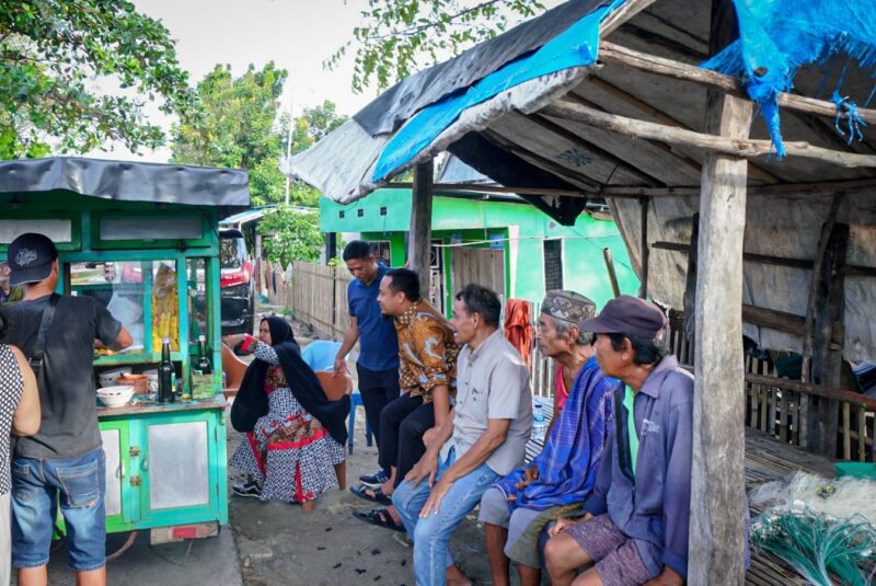Gubernur Sulsel, Andi Sudirman Sulaiman menyantap bakso bersama masyarakat Dusun Turikale, Desa Laikang, Kecamatan Mangarabombang, Kabupaten Takalar, Kamis (25/05/2023)
