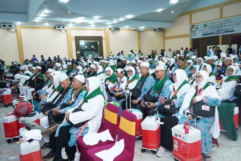 Bupati Asahan melepas keberangkatan Jamaah Calon Haji Kelompok terbang (Kloter) 3 yang berasal dari Kabupaten Asahan, Kabupaten Karo dan Kota Medan. Kegiatan tersebut dilaksanakan di Aula Madinatul Hujjaj, Asrama Haji Medan, Jum'at, (26/06/2023)