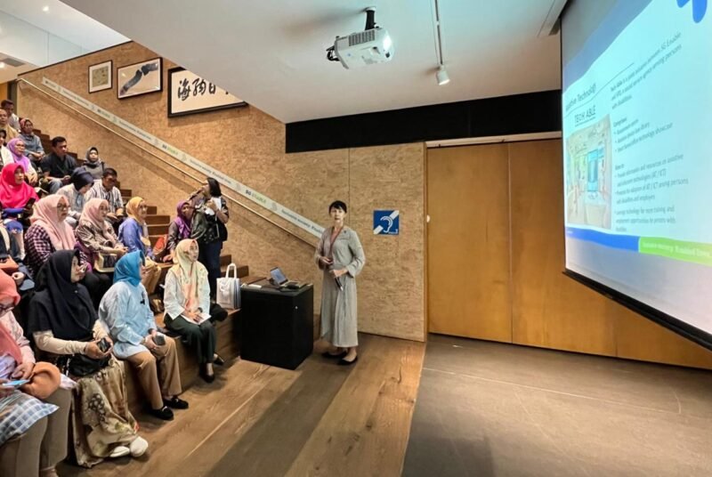 Bunda PAUD Kota Makassar, Indira Yusuf Ismail bersama 32 Kepsek mengunjungi SG Enable, sebuah lembaga fokus untuk disabilitas dan inklusi di Singapura,  Sabtu,(27/05/2023)