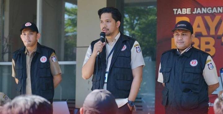 Kepala Bidang Koordinasi dan Pengawasan, Reza Nugraha memberikan arahan kepada petugas lapangan sebelum turun melakukan penindakan bagi wajib yang menunggak, Selasa (30/05/2023)