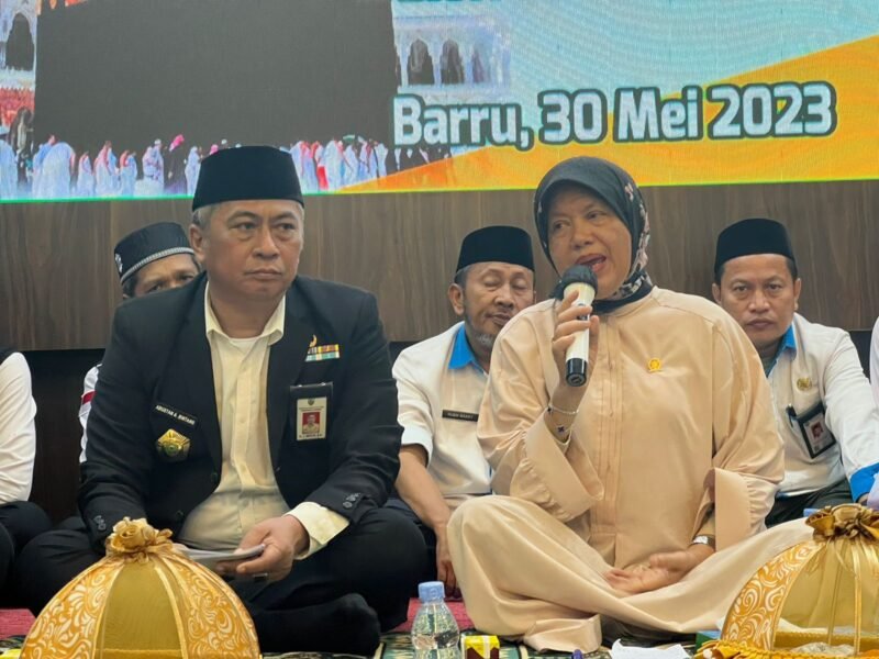 Anggota Komisi IX DPR RI Fraksi NasDem drg. Hj. Hasnah Syam, MARS., selaku ketua TP PKK kabupaten Barru bersama Sekda Barru Abustan melepas secara resmi Jamaah Haji Reguler musim Haji 2023, di Baruga Singkeru Adae Rujab Bupati Barru pada Selasa (30/5/2023)