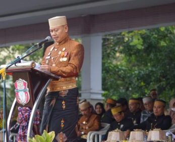 Ketua DPRD Wajo H. Andi nAlauddin Palaguna membacakan secara singkat Hari Jadi Wajo pada puncak perinagatan HJW ke 624 di Lapangan Merdeka Sengkang, Kamis (04/05/2023)