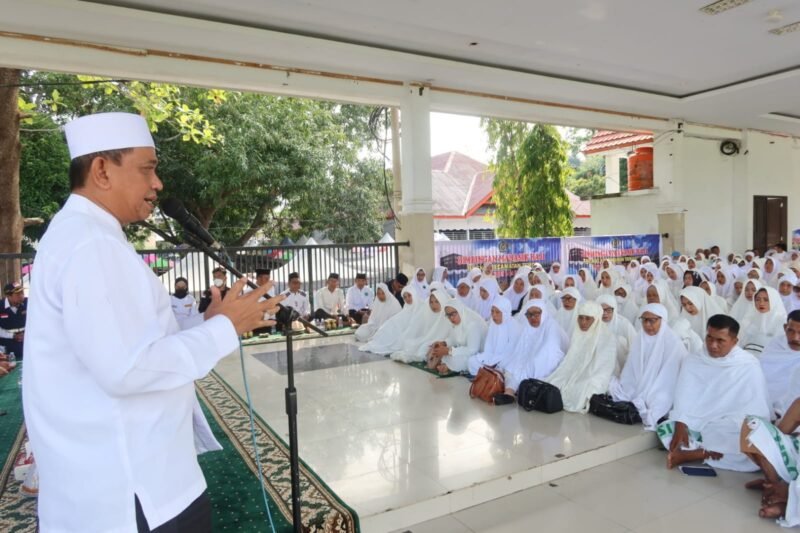 Bupati Wajo, Amran Mahmud yang juga merupakan Ketua Ikatan Persaudaraan Haji Indonesia (IPHI) Kabupaten Wajo memberikan sambutan dan membuka langsung kegiatan yang diikuti Ratusan Jamaah Calon Haji Wajo tahun 2023 di Lapangan Merdeka Sengkang, Sabtu (20/5/2023)