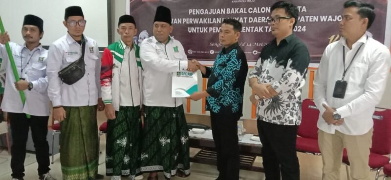 Ketua DPC PKB Wajo Sumardi Arifin menyerahkan dokumen 40 Bacaleg kepada Ketua KPU Wajo Haedar, Sabtu (13/05/2023)