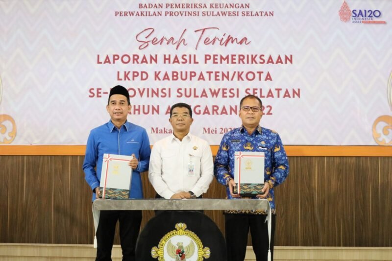 Wali Kota Makassar, Danny Pomanto terima LHP BPK yang diserahkan langsung oleh Kepala Perwakilan BPK Sulawesi Selatan, Amin Adab Bangun Tahun Anggaran 2022 di Gedung BPK Sulsel, Jalan Andi Pettarani, Rabu (17/05/2023)