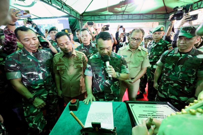 Wali Kota Makassar, Danny Pomanto mendampingi KSAD Jenderal TNI Dudung Abdurachman meresmikan dan launching Rehabilitasi RTLH Kodam XIV/Hasanuddin di Jalan Singa, Kecamatan Mamajang, Selasa (09/05/2023)