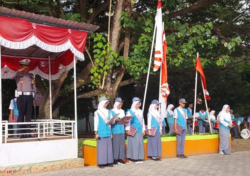 Kasat Lantas Polres Wajo AKP Nawir Eming menjadi pembina upacara giat Police Go To School di Sekolah Menengah Atas (SMA) Negeri 3 Wajo di Jalan Rusa Sengkang Kecamatan Tempe Kabupaten Wajo, Senin 29 Mei 2023 pagi