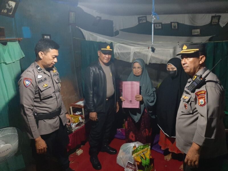 Kapolsek Tallo, AKP Ismail bersama Kabag Ops Polrestabes Makassar, AKBP Darminto serta rombongan sambangi warga lansi Kecamatan Tallo, Kamis (11/05/2023) malam