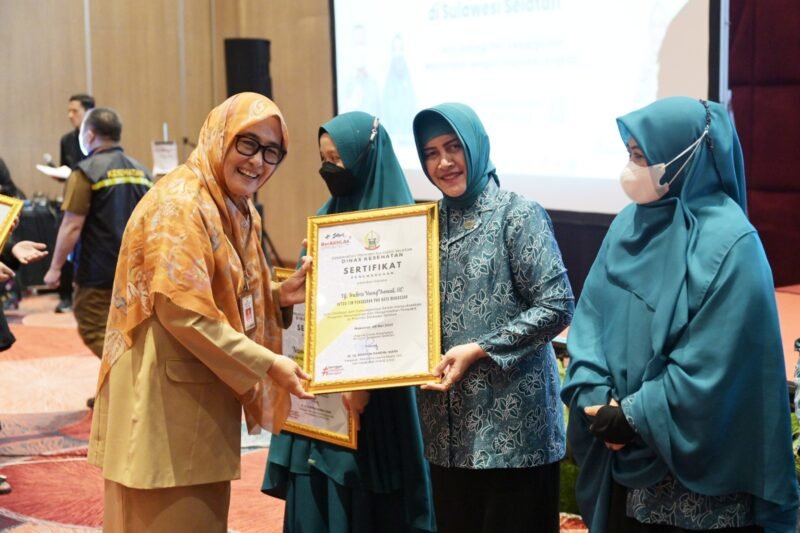 Ketua TP PKK Kota Makassar, Indira Yusuf Ismail meraih penghargaan atas dedikasi dan dukungan dalam mensukseskan program pencegahan dan pengendalian penyakit di Sulawesi Selatan dari TP PKK Provinsi Sulsel di Hotel Gammara, Selasa (09/05/2023)