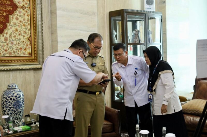 Sukseskan Gerakan Cerdas Memilih yang diadakan LPP RRI Makassar Wali Kota Makassar, Danny Pomanto bertemu Kepala Stasiun LPP RRI Makassar, Jaya Maulana Rukmana di Rumah Kediaman Pribadinya, Jalan Amirullah, Senin (29/05/2023)