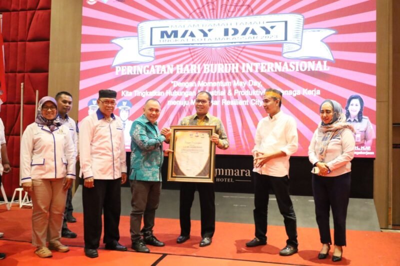 Hadiri Malam Tamah May Day Tingkat Kota Makassar 2023, Wali Kota Makassar, Danny Pomanto terima penghargaan dari Lembaga Kerja Sama (LKS) Tripartit di Hotel Gammara, Kamis (11/05/2023)