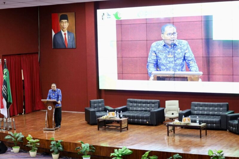 Wali Kota Makassar, Danny Pomanto memberi sambutan pada kegiatan Advance Training (LK-III) Badko HMI Sulselbar di Ballroom UNM Phinisi, Rabu (17/05/2023).
