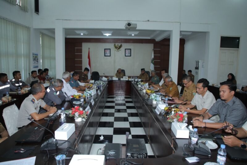 Bupati Asahan H. Surya, BSc memimpin rapat terkait permohonan penggunaan jalan akses PT. Bakrie Sumatera Plantations (BSP) untuk pembangunan jalan tol yang berada di Kabupaten Asahan. Rapat tersebut dilaksanakan di Aula Mawar Kantor Bupati Asahan,Senin (19/6/2023)