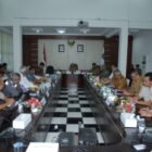 Bupati Asahan H. Surya, BSc memimpin rapat terkait permohonan penggunaan jalan akses PT. Bakrie Sumatera Plantations (BSP) untuk pembangunan jalan tol yang berada di Kabupaten Asahan. Rapat tersebut dilaksanakan di Aula Mawar Kantor Bupati Asahan,Senin (19/6/2023)